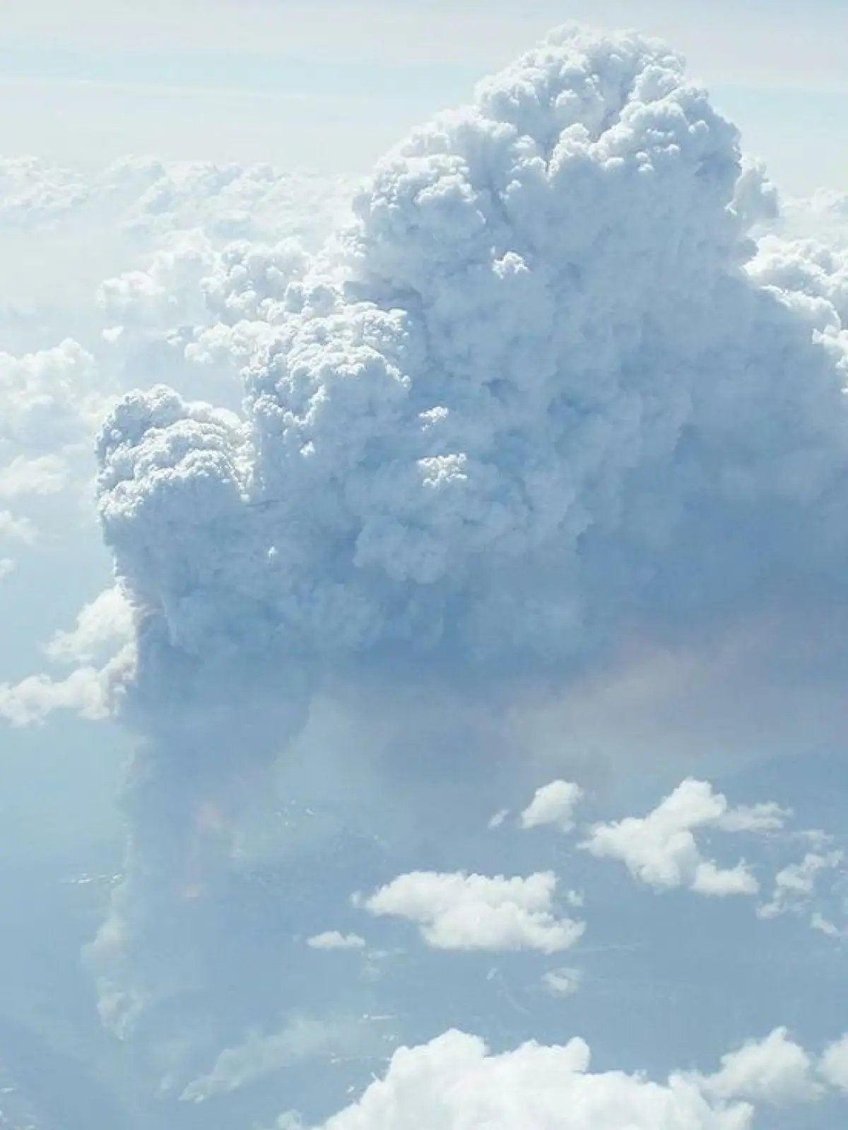 Pyrocumulonimbus sur 10 Kilometer Höhe, fotografiert aus einem Flugzeug.