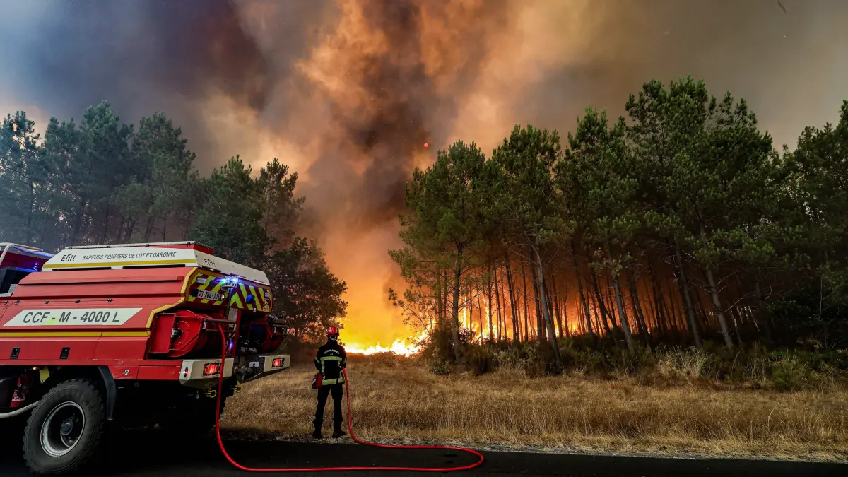 Fire in Gironde: 2,400 hectares burned between Saumos and Le Porge THE ROAD BETWEEN LE PORGE AND LEGE PHOTOPQR SUD OUEST GUILLAUME BONNAUD Bordeaux July 23, 2026 JULY 23, 2026 IN GIRONDE Firefighters battle a fast-moving wildfire between Saumos and Le Porge after the blaze scorched around 2,400 hectares of forest and triggered the evacuation of thousands of people Bordeaux GIRONDE France PUBLICATIONxNOTxINxFRAxBELxSUIxUK Copyright: xPHOTOPQR/SUDxOUEST/MAXPPPxGUILLAUMExBONNAUDx 20260723SDO5532 20260723SDO5532