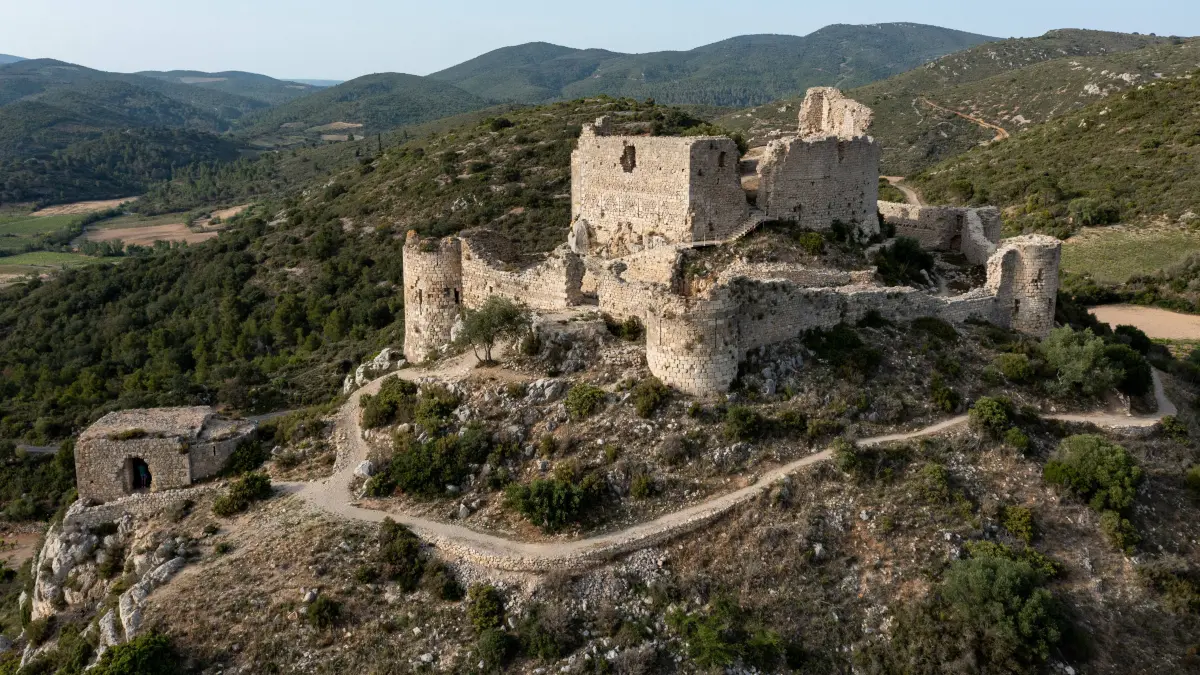 Die Besitzer der Burg Quéribus, die Herren von Cucugnan, sympathisierten mit den Katharern und boten ihnen Zuflucht. Der König von Aragon verkaufte das Gebiet 1239 an den französischen König, doch die örtlichen Befehlshaber hielten zu den Katharern, bis sie nach längerer Belagerung 1255 gleichzeitig mit Puilaurens aufgaben. Die beiden Burgen hatten elf Jahre länger standgehalten als die Burg Montségur. Nur Usson hielt sich noch zwei Jahre länger.