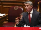 Carneiro refuse de changer la position du PS et lance un défi au gouvernement : remettre les biens de l&rsquo;IHRU aux municipalités.
