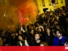 Des manifestantes devant le Parlement appellent à la grève générale